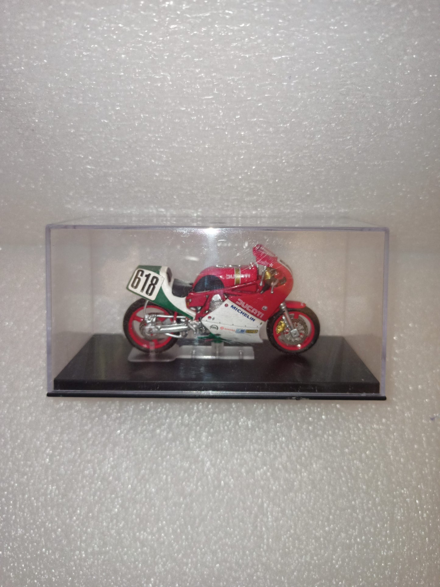 Ducati 750F1 Bot Daytona 1986 Marco Lucchinelli 
Scala 1:24