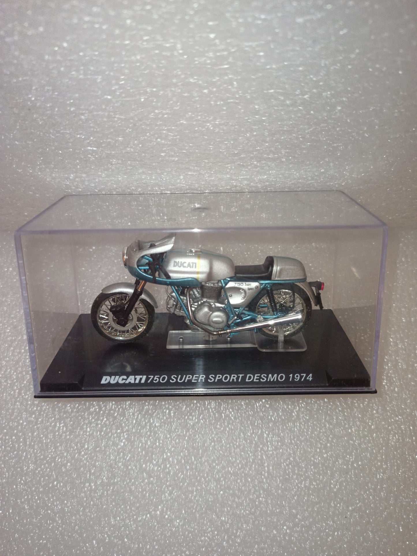 Ducati 750 Super Sport Desmo 1974
Scala 1:24