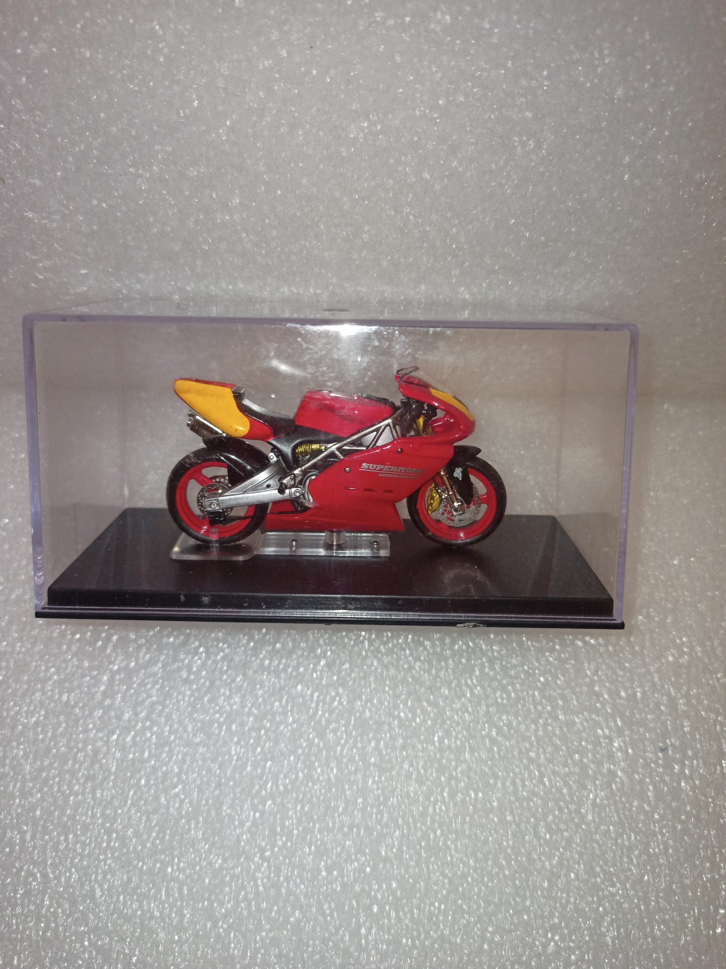 Ducati 550 Supermono 1993
Scala 1:24