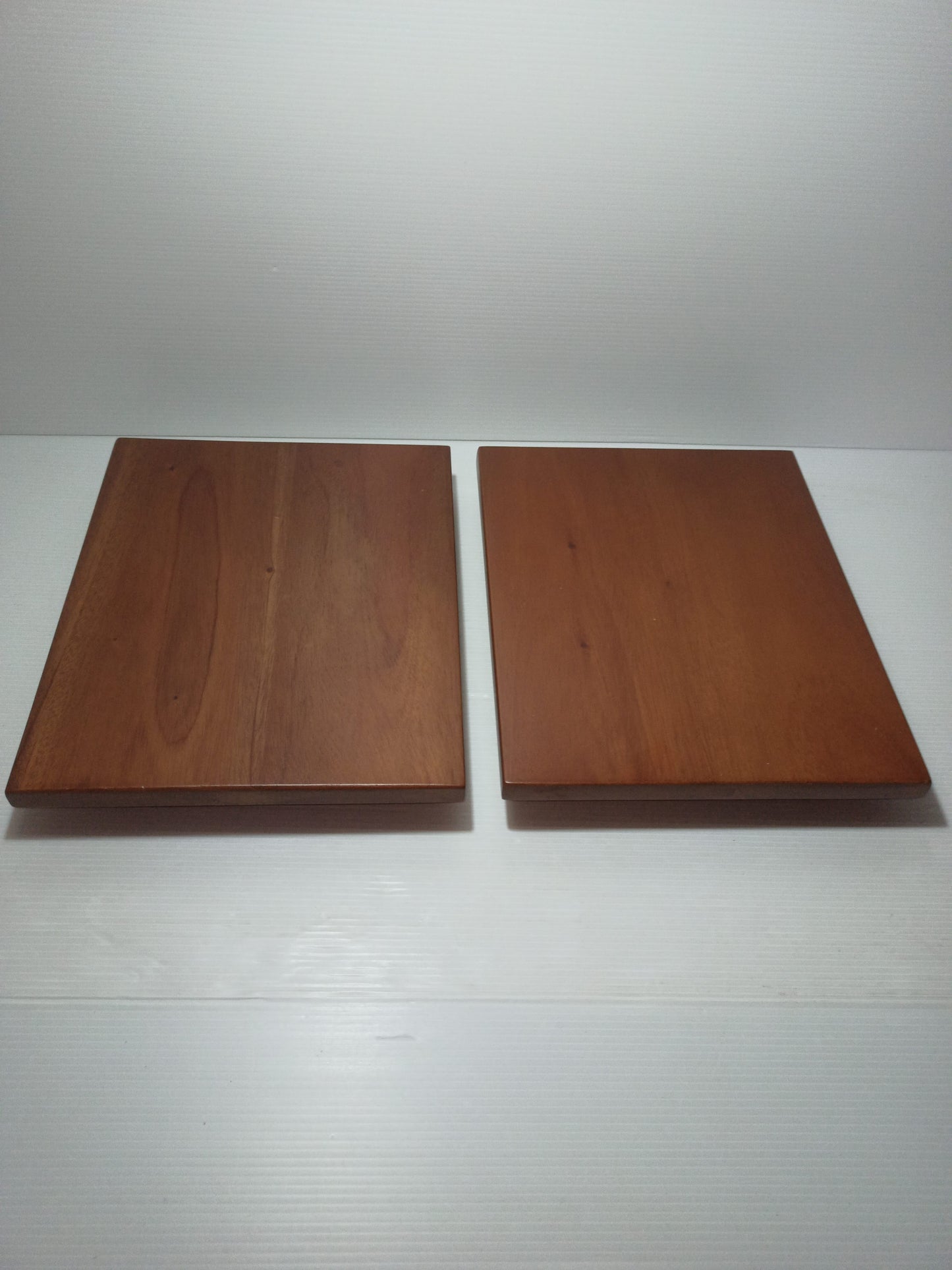 Due Alzatine In Legno Gianni Vigone
Misure alzatina 25 x 20 x 3,5 cm