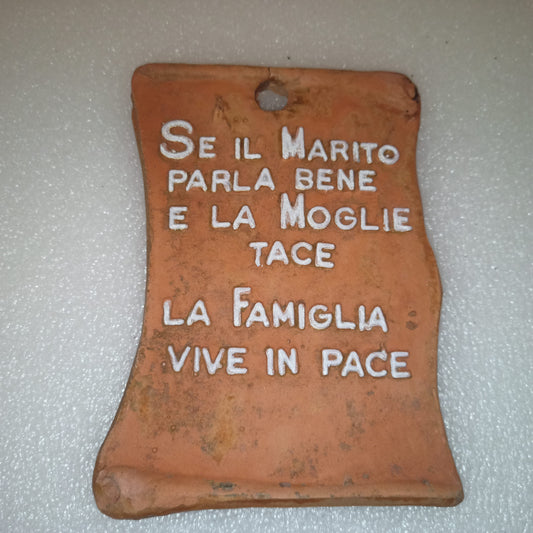 Formella Con Proverbio In Cotto Vintage
Misure formella 16,5 x 12cm circa
Da appendere