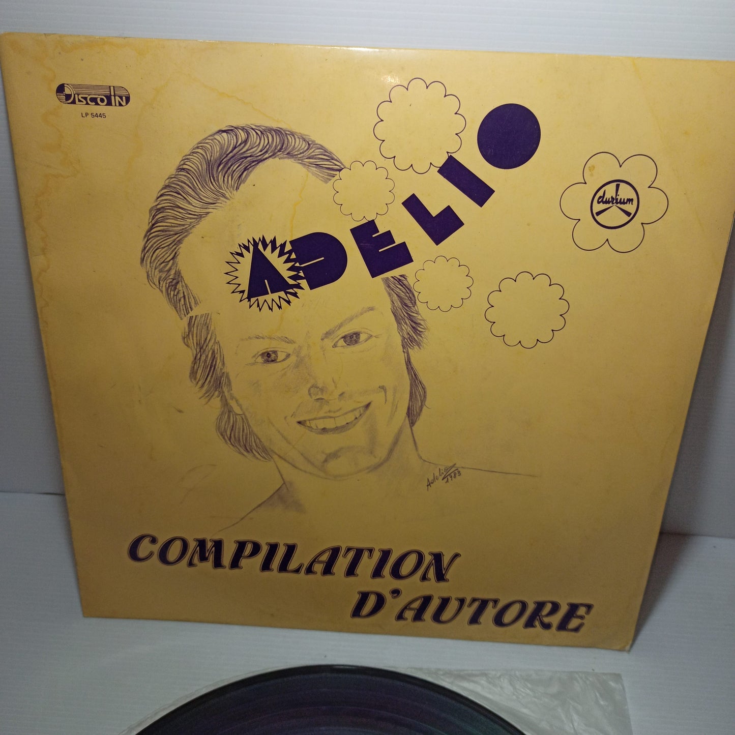 Compilation D'Autore Adelio LP 33 Giri 

Edito negli anni 80 da Disco In/ Durium Cod.LP 5445

Genere: Electronic,Pop