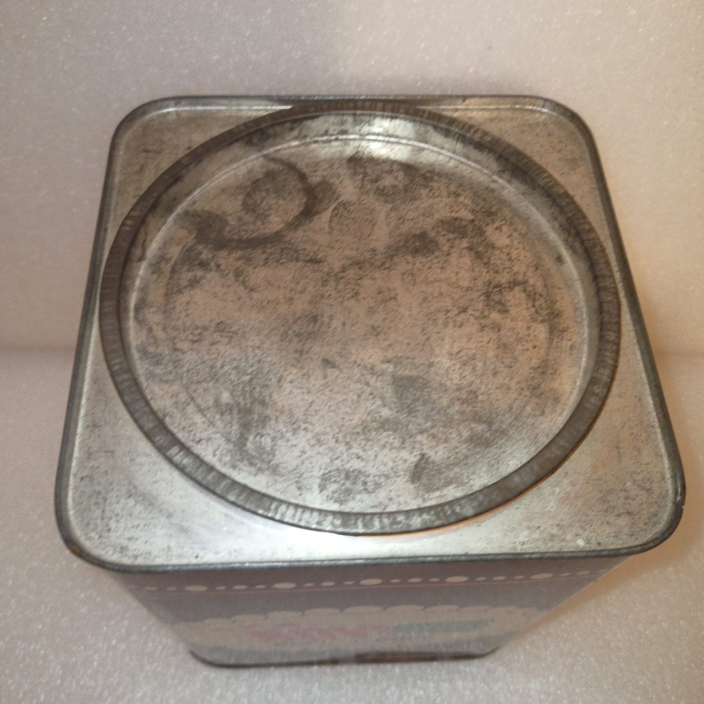 S.A.Novi Scatola In Latta Vintage
Misure 19 x 15 x 15
Pagani -Lecco