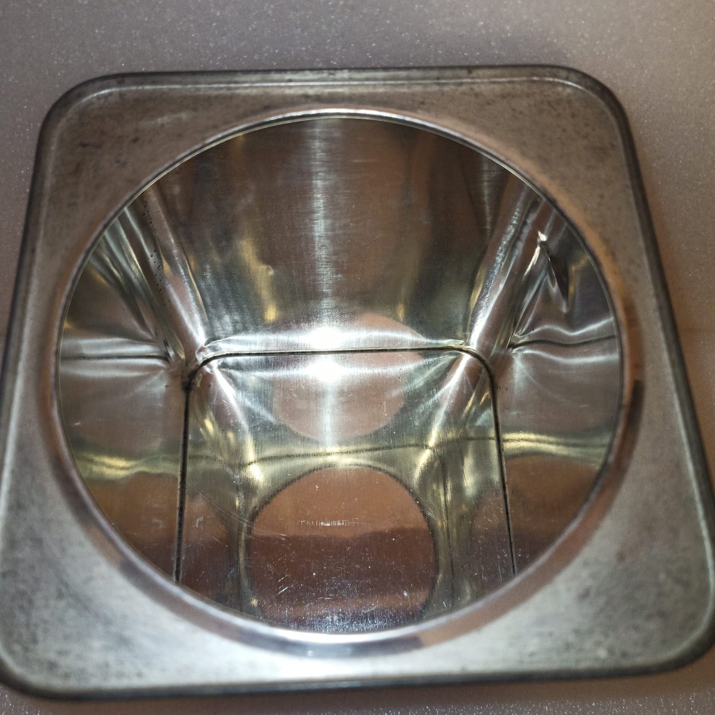 S.A.Novi Scatola In Latta Vintage
Misure 19 x 15 x 15
Pagani -Lecco