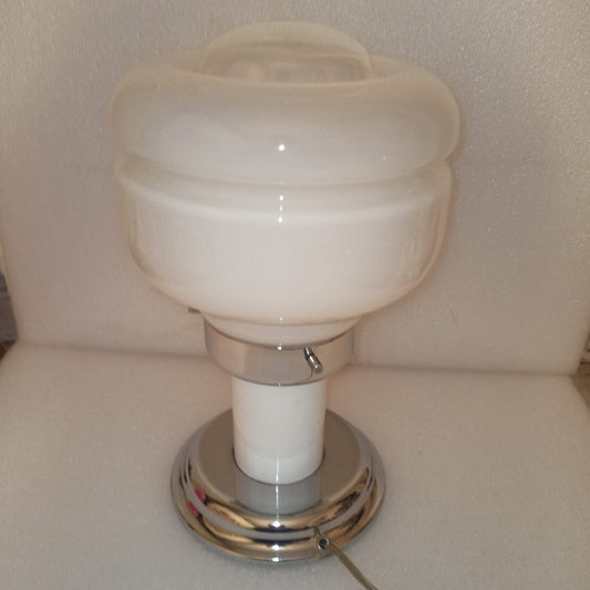 Lampada Modernariato
Anni 60/70
Misure 29h x 17 diametro boccia
In metallo e vetro