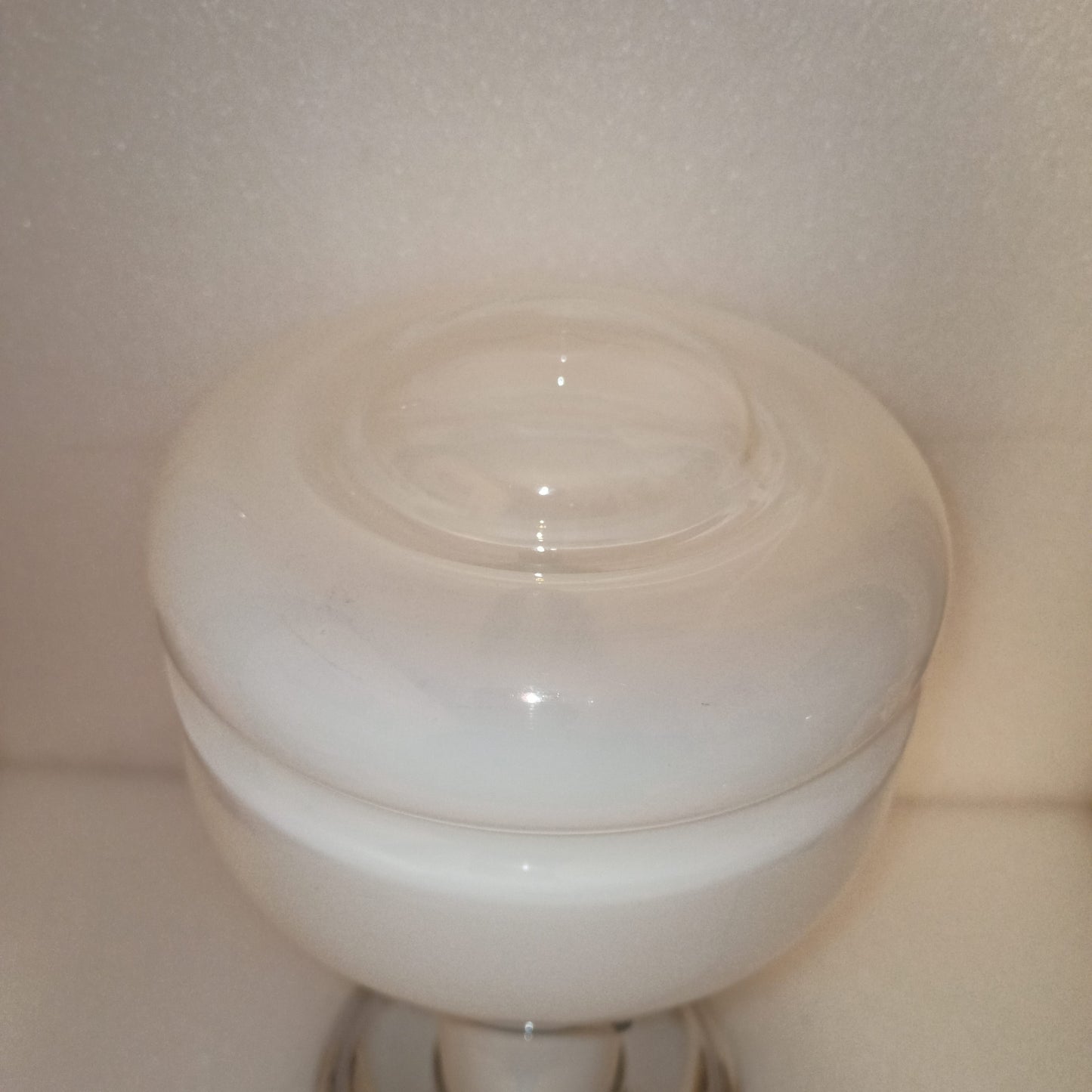 Lampada Modernariato
Anni 60/70
Misure 29h x 17 diametro boccia
In metallo e vetro