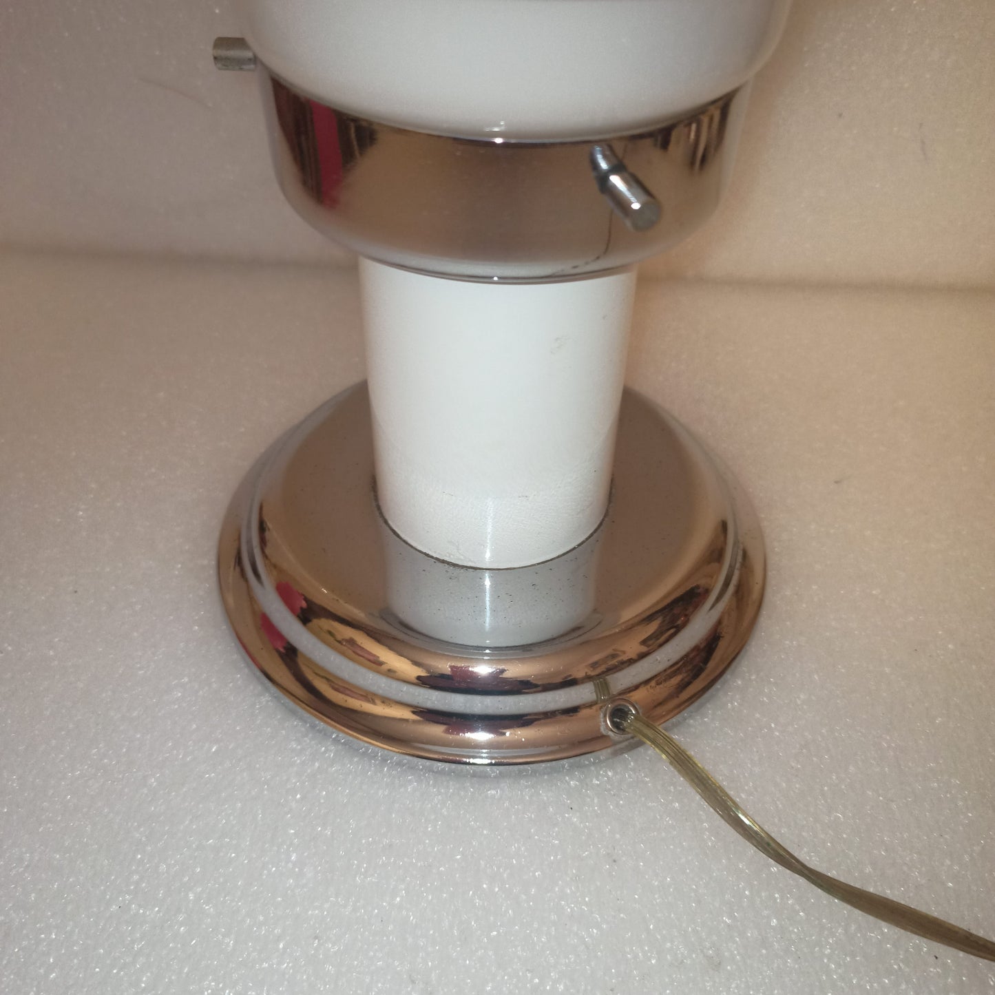 Lampada Modernariato
Anni 60/70
Misure 29h x 17 diametro boccia
In metallo e vetro