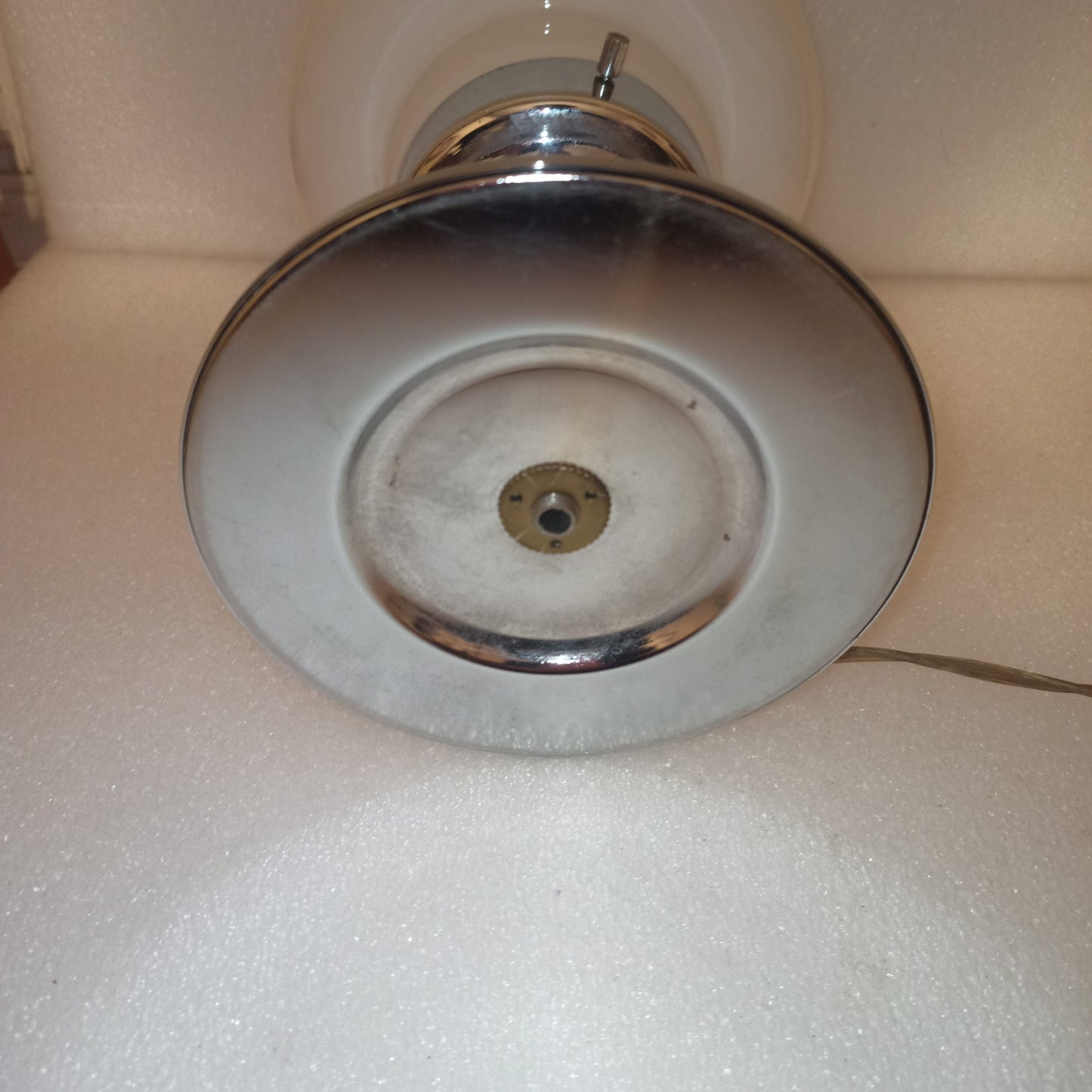 Lampada Modernariato
Anni 60/70
Misure 29h x 17 diametro boccia
In metallo e vetro