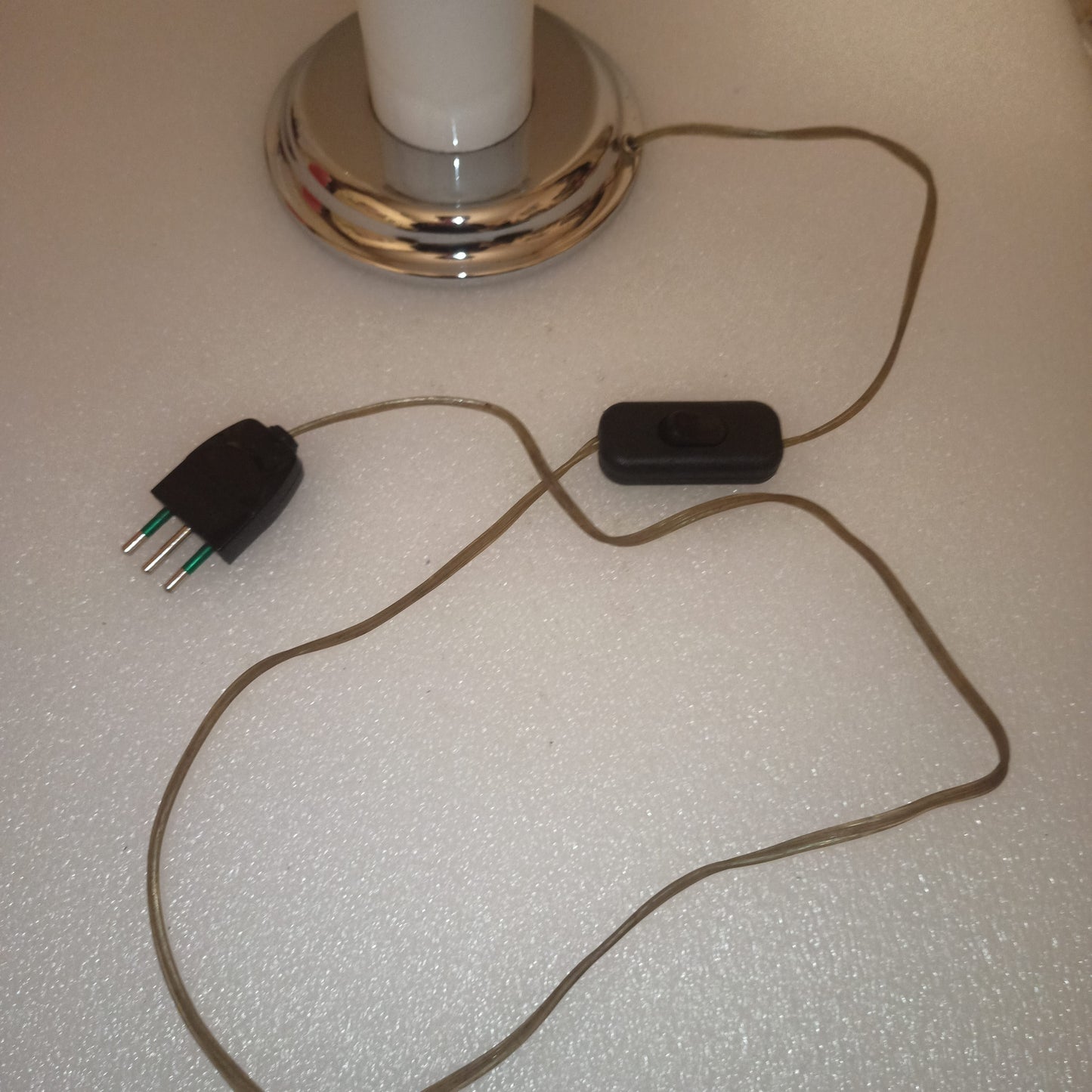 Lampada Modernariato
Anni 60/70
Misure 29h x 17 diametro boccia
In metallo e vetro