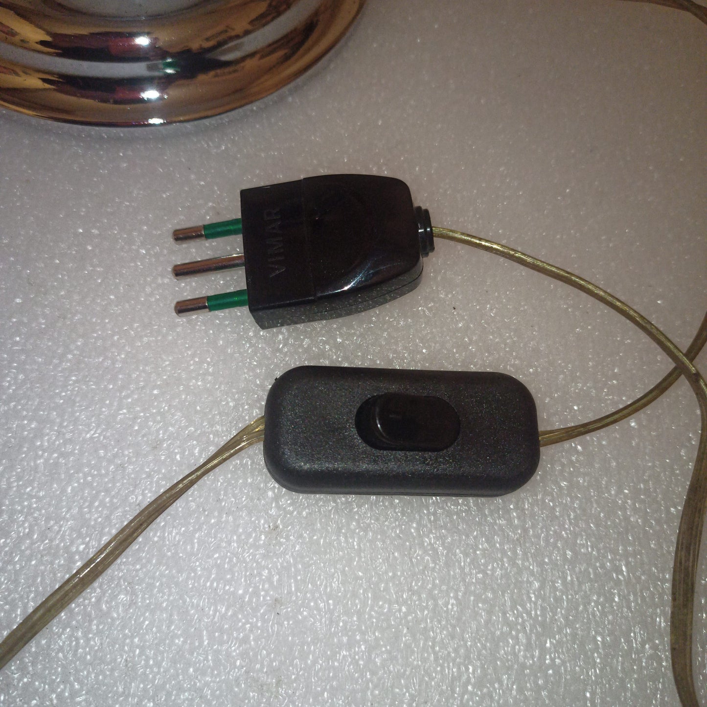 Lampada Modernariato
Anni 60/70
Misure 29h x 17 diametro boccia
In metallo e vetro