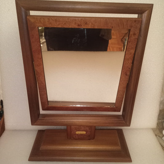 Seiko Specchio Pubblicitario Oscillante Vintage
In legno e vetro
Dimensioni 39h x 27 x 12,5 cm circa