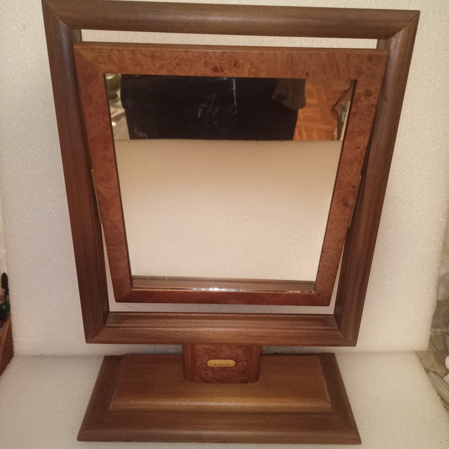 Seiko Specchio Pubblicitario Oscillante Vintage
In legno e vetro
Dimensioni 39h x 27 x 12,5 cm circa