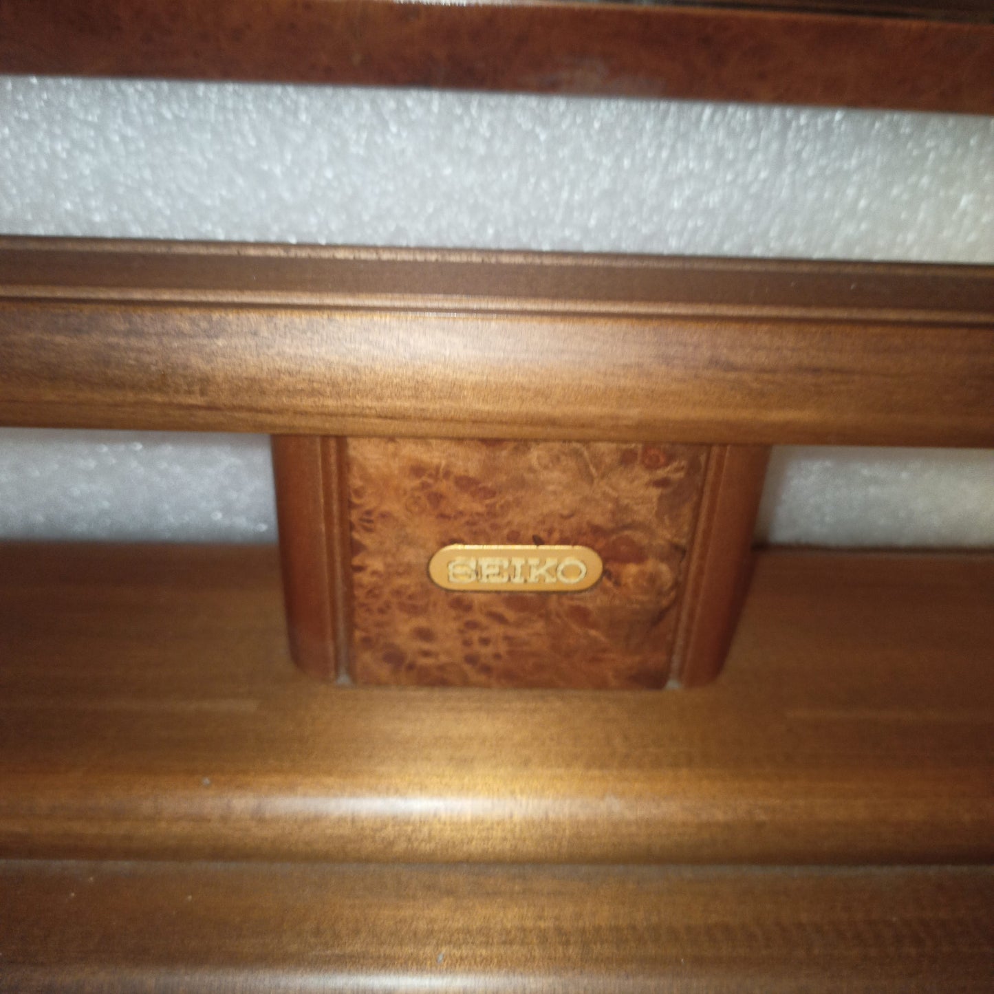 Seiko Specchio Pubblicitario Oscillante Vintage
In legno e vetro
Dimensioni 39h x 27 x 12,5 cm circa