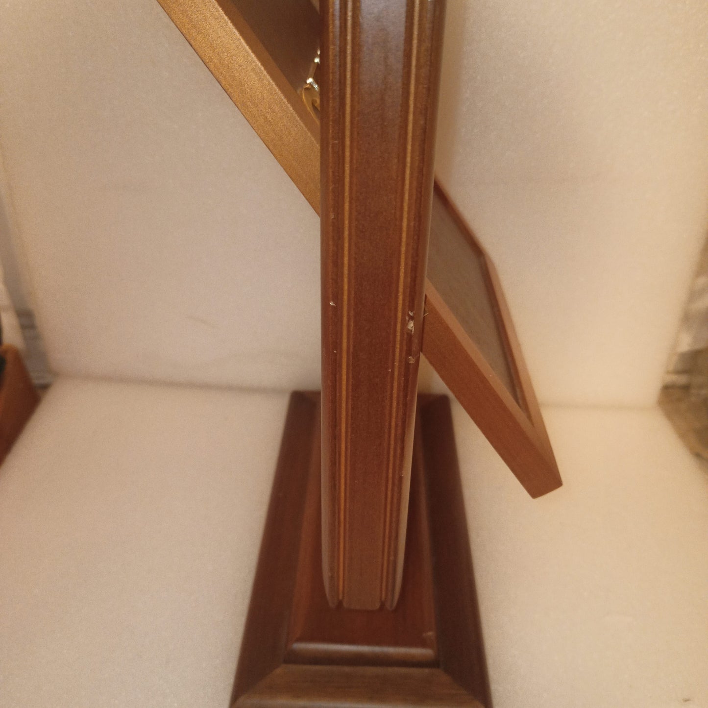 Seiko Specchio Pubblicitario Oscillante Vintage
In legno e vetro
Dimensioni 39h x 27 x 12,5 cm circa