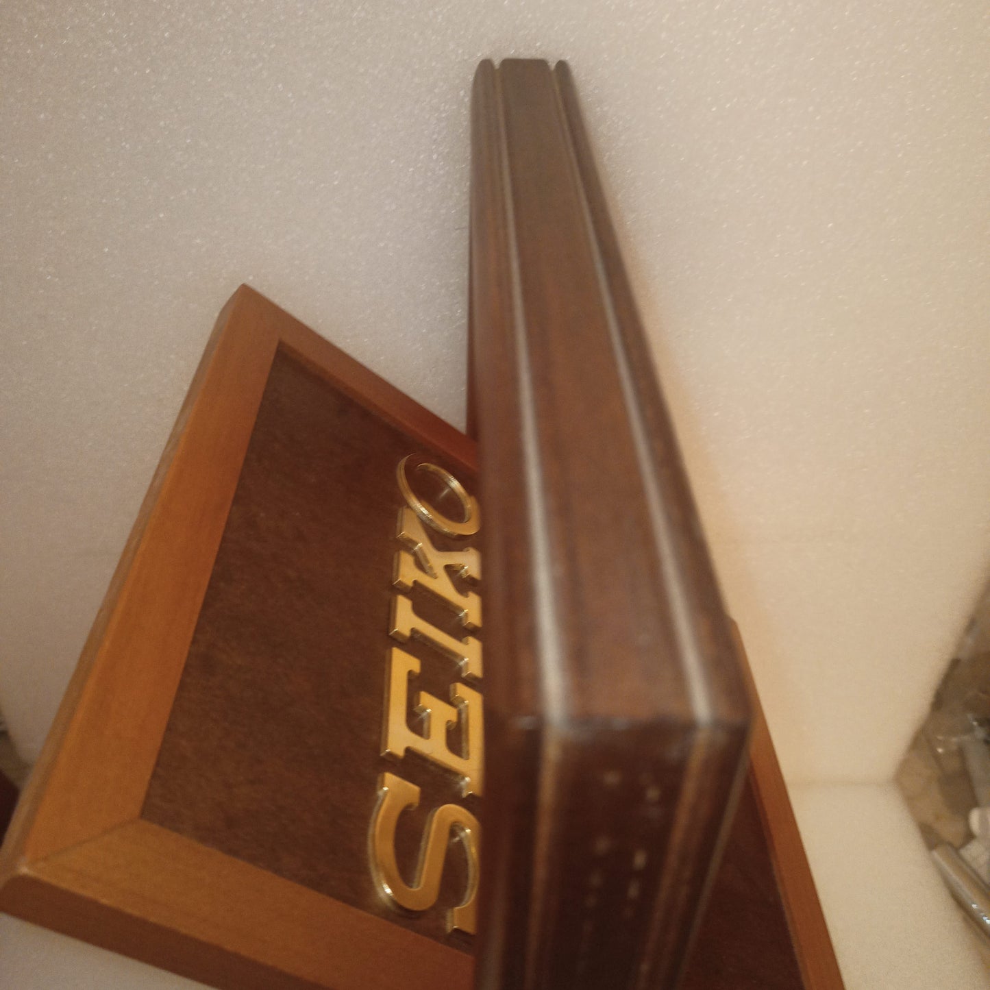 Seiko Specchio Pubblicitario Oscillante Vintage
In legno e vetro
Dimensioni 39h x 27 x 12,5 cm circa