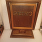 Seiko Specchio Pubblicitario Oscillante Vintage
In legno e vetro
Dimensioni 39h x 27 x 12,5 cm circa