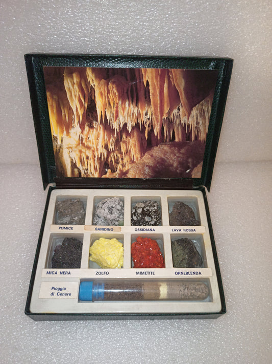 Collezione Minerali Vintage.
Dimensioni scatola 16,5 x 12,5 x 3,5 cm circa