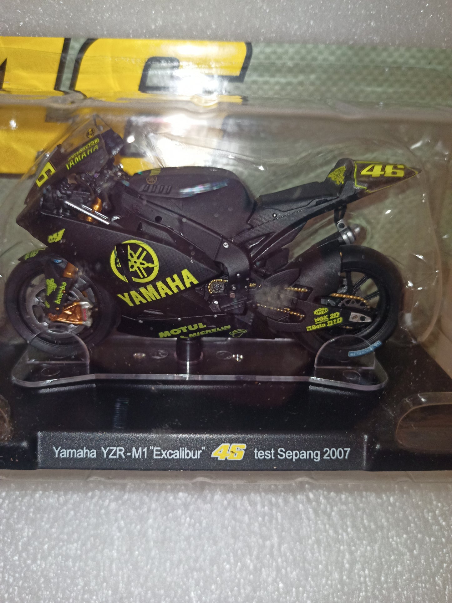 Yamaha YZR-M1 Excalibur Valentino Rossi Test Sepang 2007
Scala 1:18