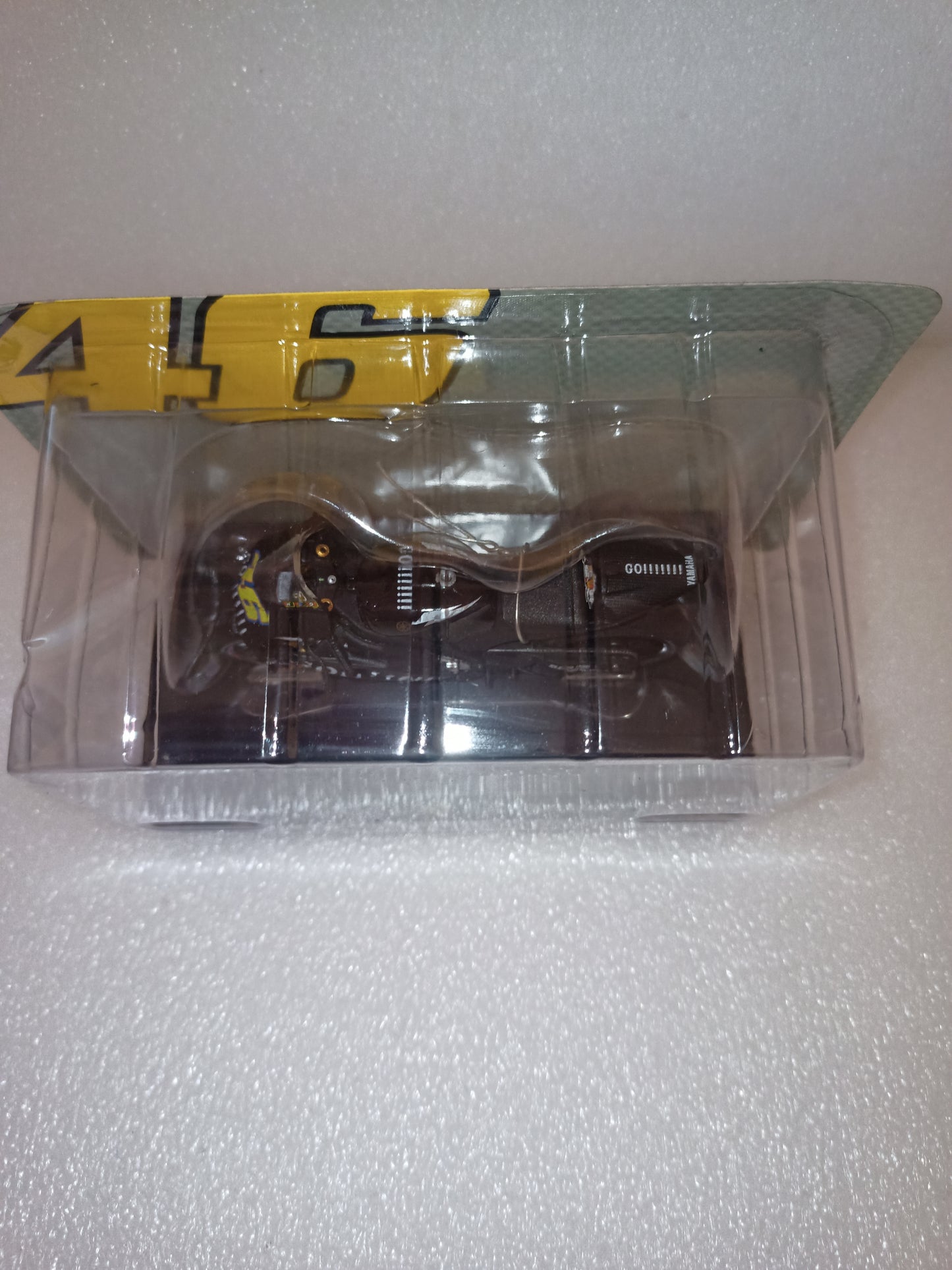 Yamaha YZR-M1 Valentino Rossi Test Phillip Island 2004
Scala 1:18