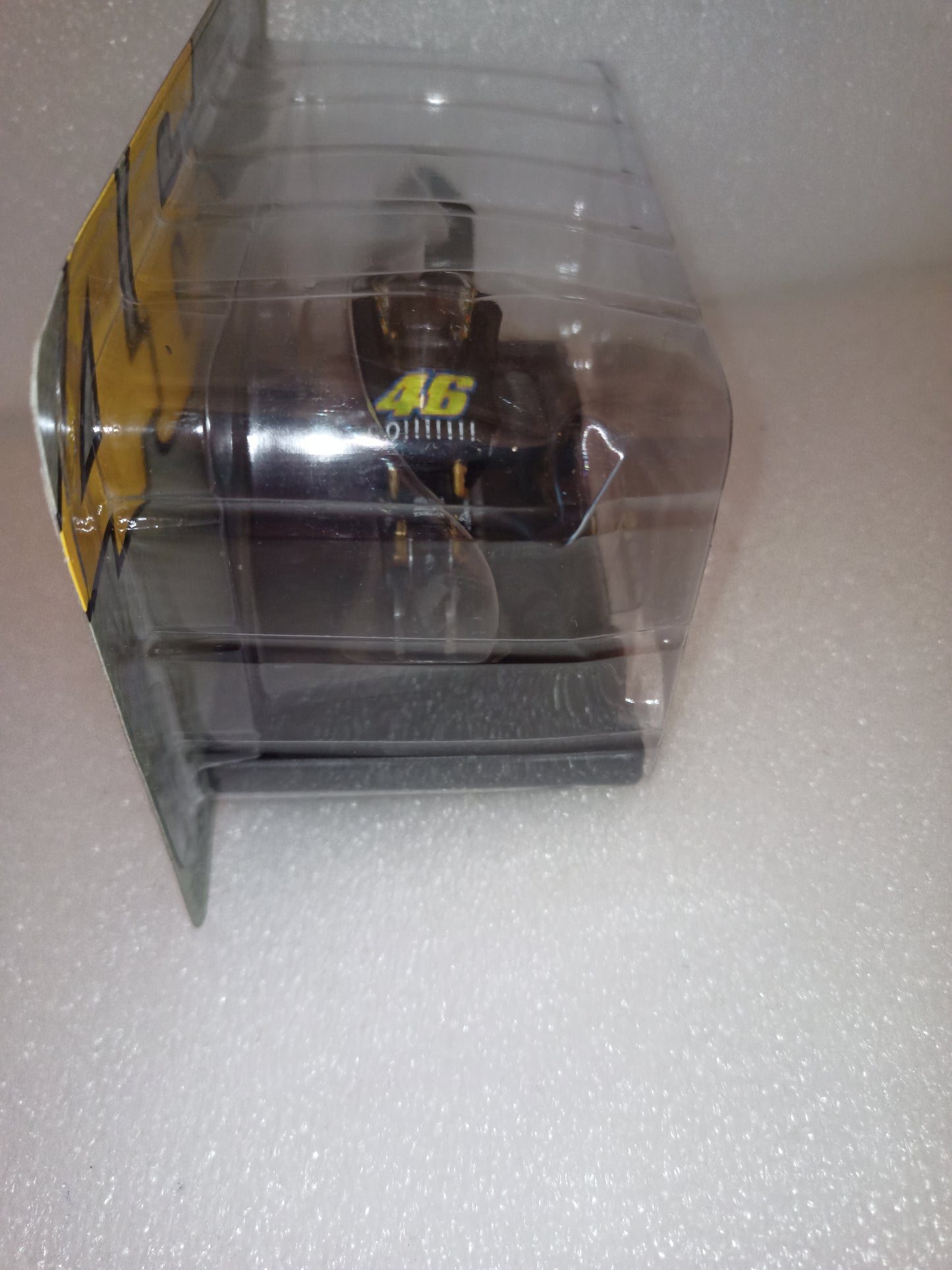 Yamaha YZR-M1 Valentino Rossi Test Phillip Island 2004
Scala 1:18