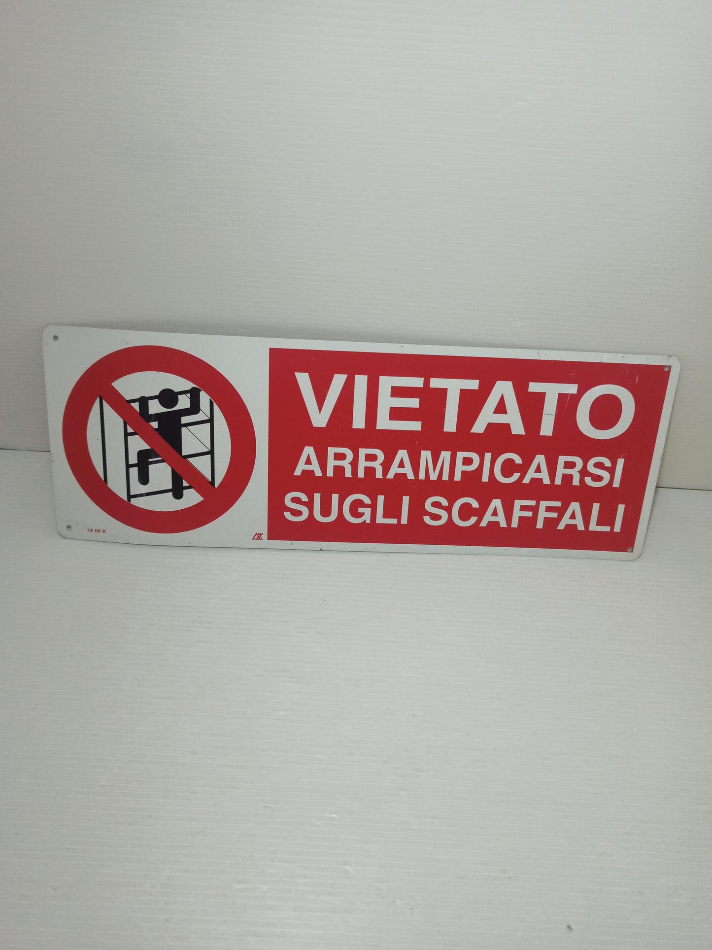 Cartello Segnaletico Sicurezza In Metallo
Misure 34,5 x 12,5 cm