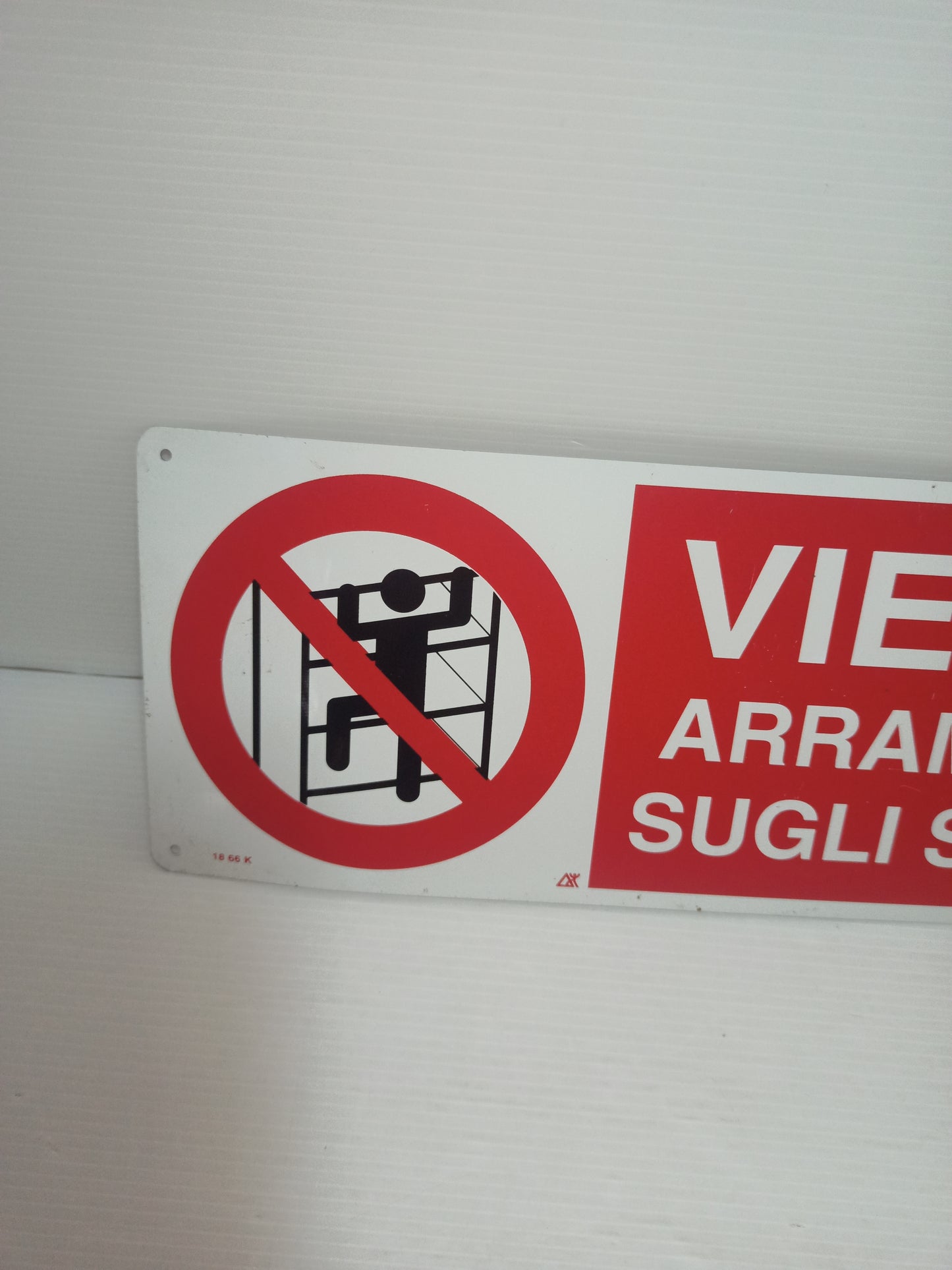 Cartello Segnaletico Sicurezza In Metallo
Misure 34,5 x 12,5 cm