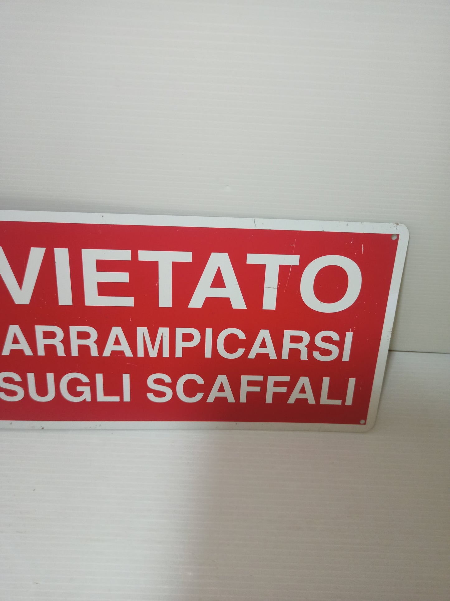 Cartello Segnaletico Sicurezza In Metallo
Misure 34,5 x 12,5 cm