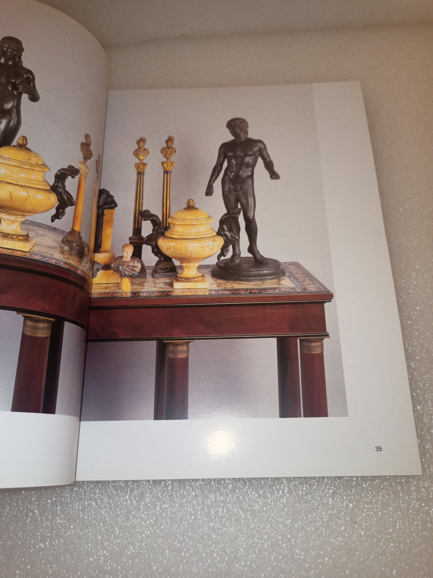 Catalogo Asta illustrato Raccolta D'Arte Di Gianni Versace da Villa Fontanelle a Moltrasio
Cernobbio Villa d'Este 28 maggio 2005