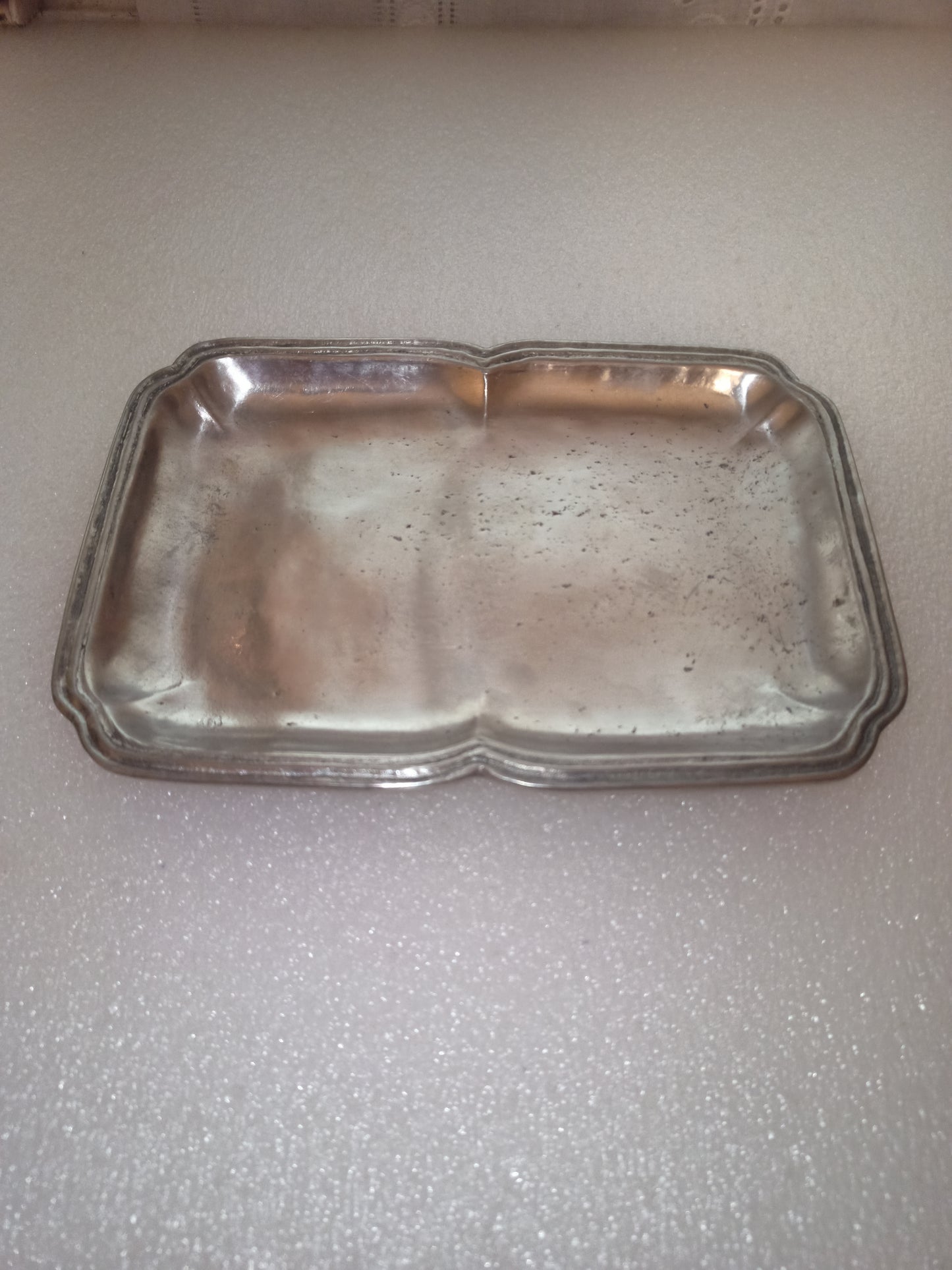 Vassoio antico in peltro del marchio Gio-Pewter.