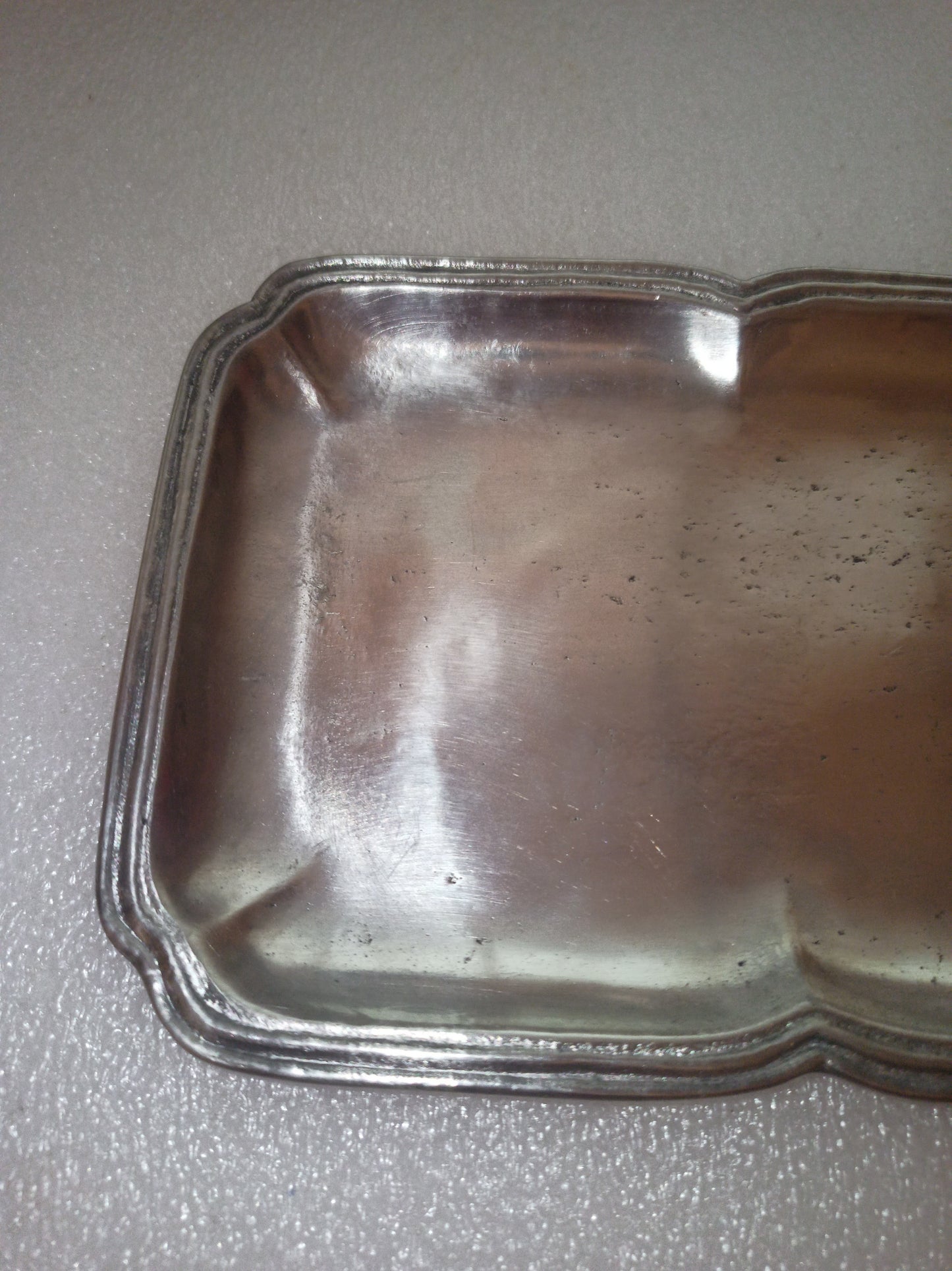 Vassoio antico in peltro del marchio Gio-Pewter.