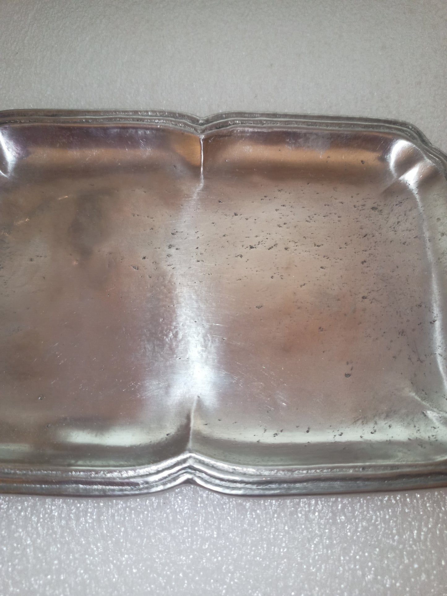 Vassoio antico in peltro del marchio Gio-Pewter.