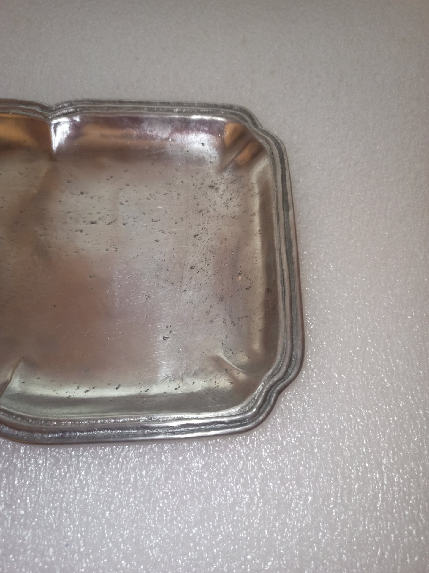 Vassoio antico in peltro del marchio Gio-Pewter.