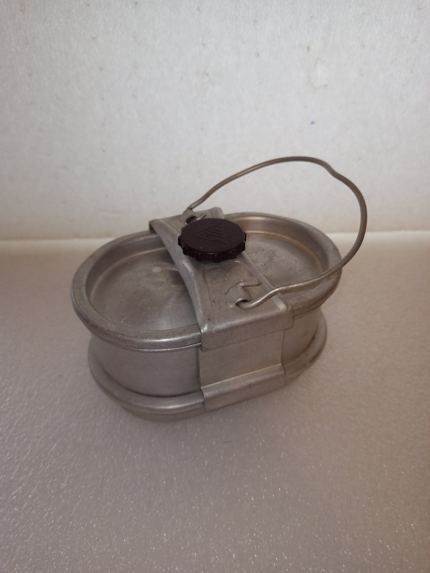 Gavetta In Alluminio Vintage
Misure 12 x 8 x 7 cm circa