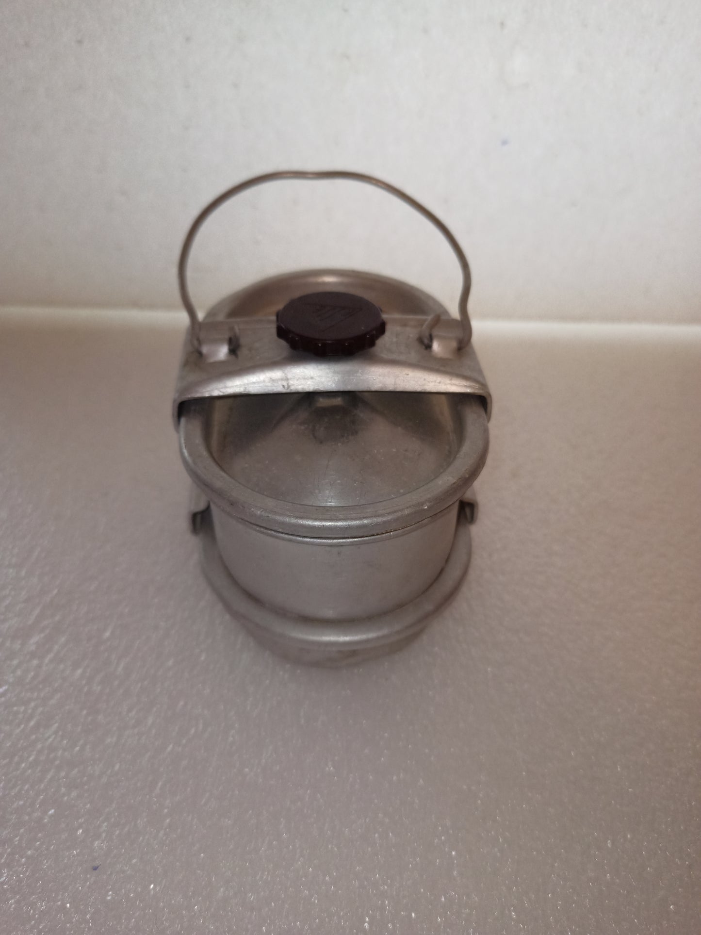 Gavetta In Alluminio Vintage
Misure 12 x 8 x 7 cm circa