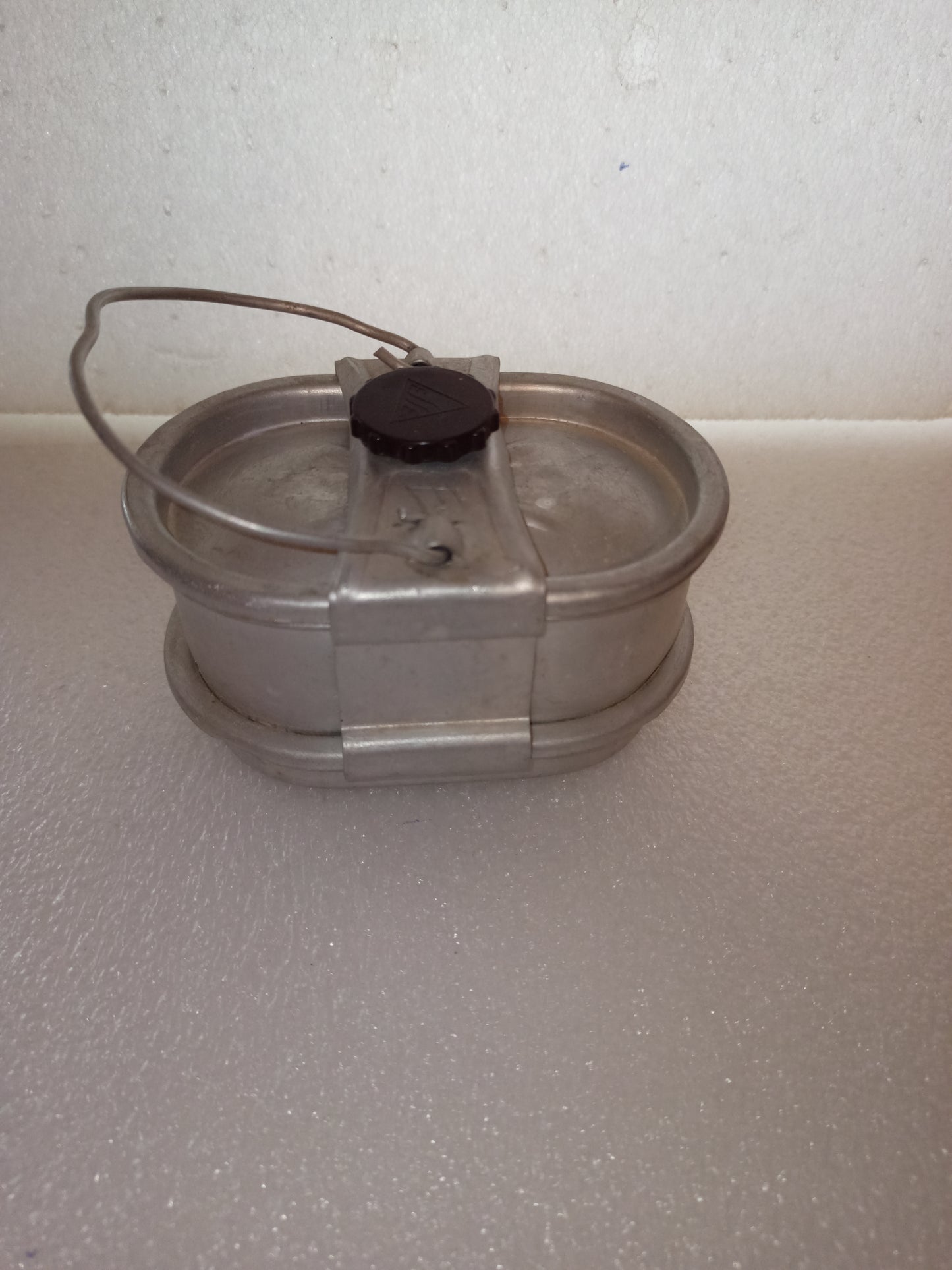 Gavetta In Alluminio Vintage
Misure 12 x 8 x 7 cm circa