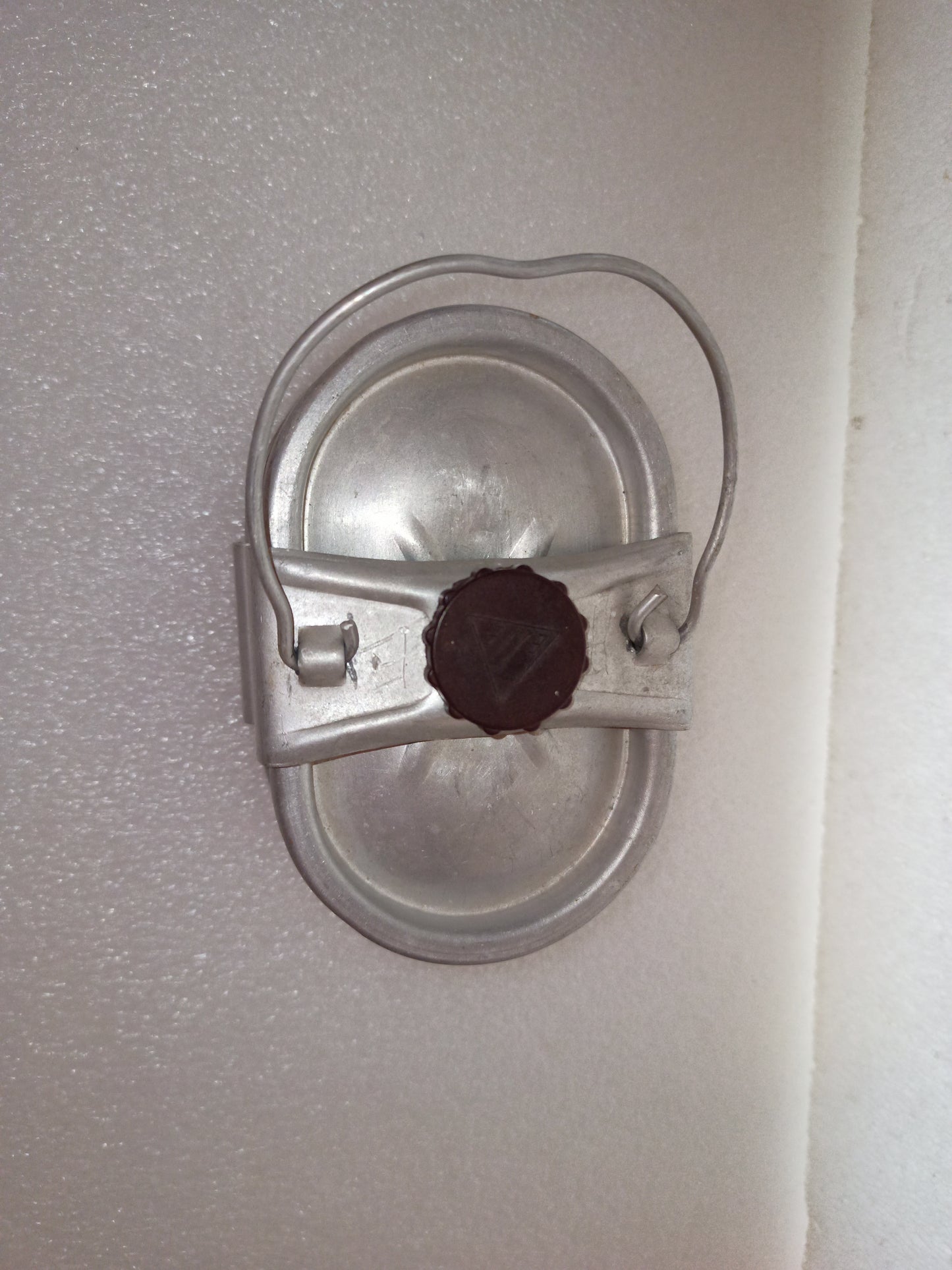 Gavetta In Alluminio Vintage
Misure 12 x 8 x 7 cm circa