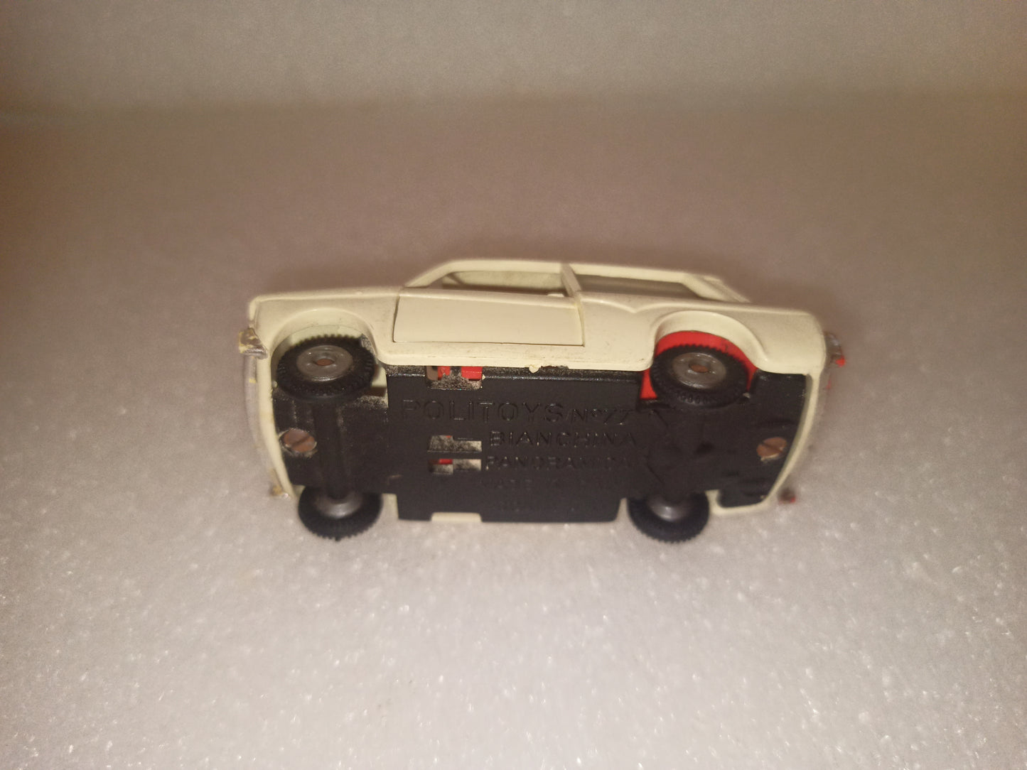 Bianchina Panoramica Politoys
Scala 1:41
Made in Italy
N.77 in plastica