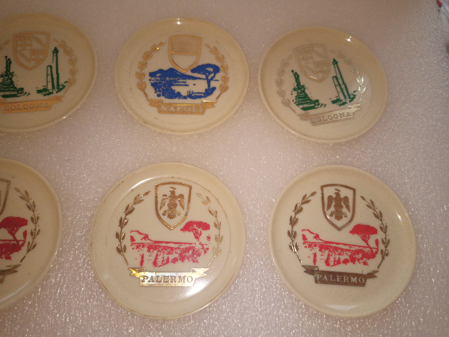 12 Sottobicchieri Città Italiane In Plastica Anni 60
Diametro cm 8,5