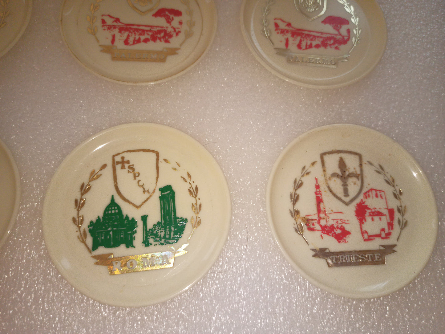 12 Sottobicchieri Città Italiane In Plastica Anni 60
Diametro cm 8,5