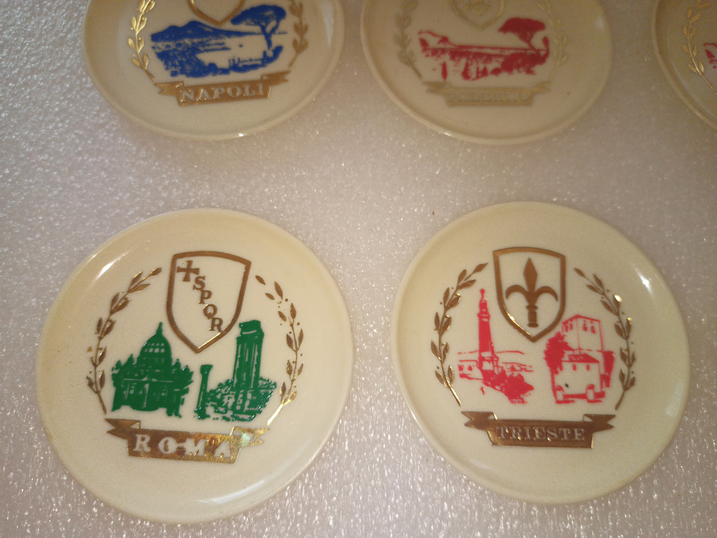 12 Sottobicchieri Città Italiane In Plastica Anni 60
Diametro cm 8,5