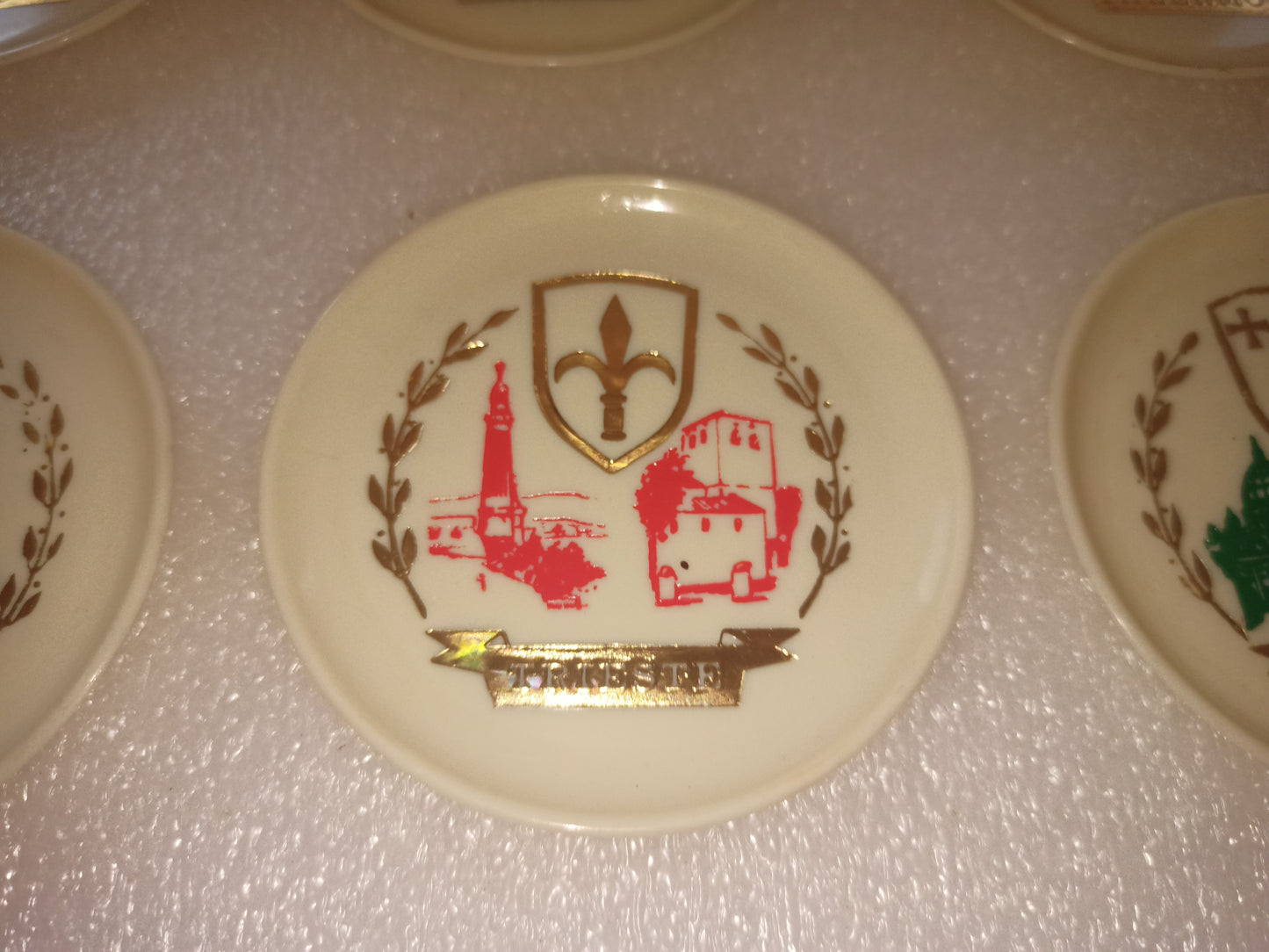 12 Sottobicchieri Città Italiane In Plastica Anni 60
Diametro cm 8,5