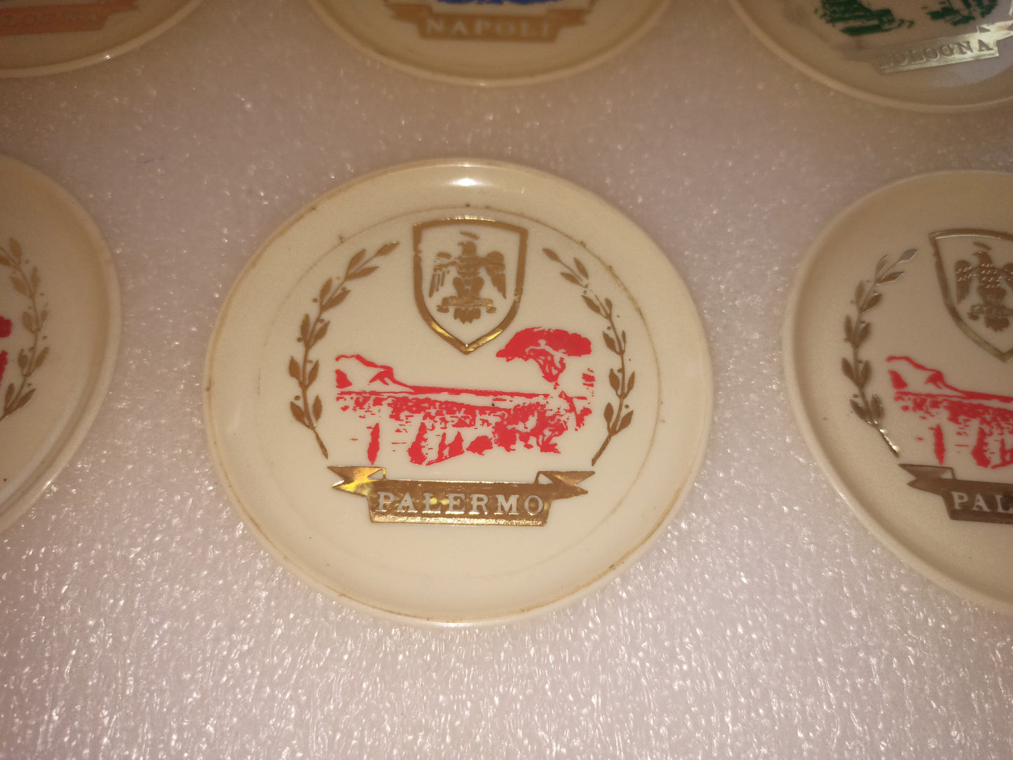 12 Sottobicchieri Città Italiane In Plastica Anni 60
Diametro cm 8,5