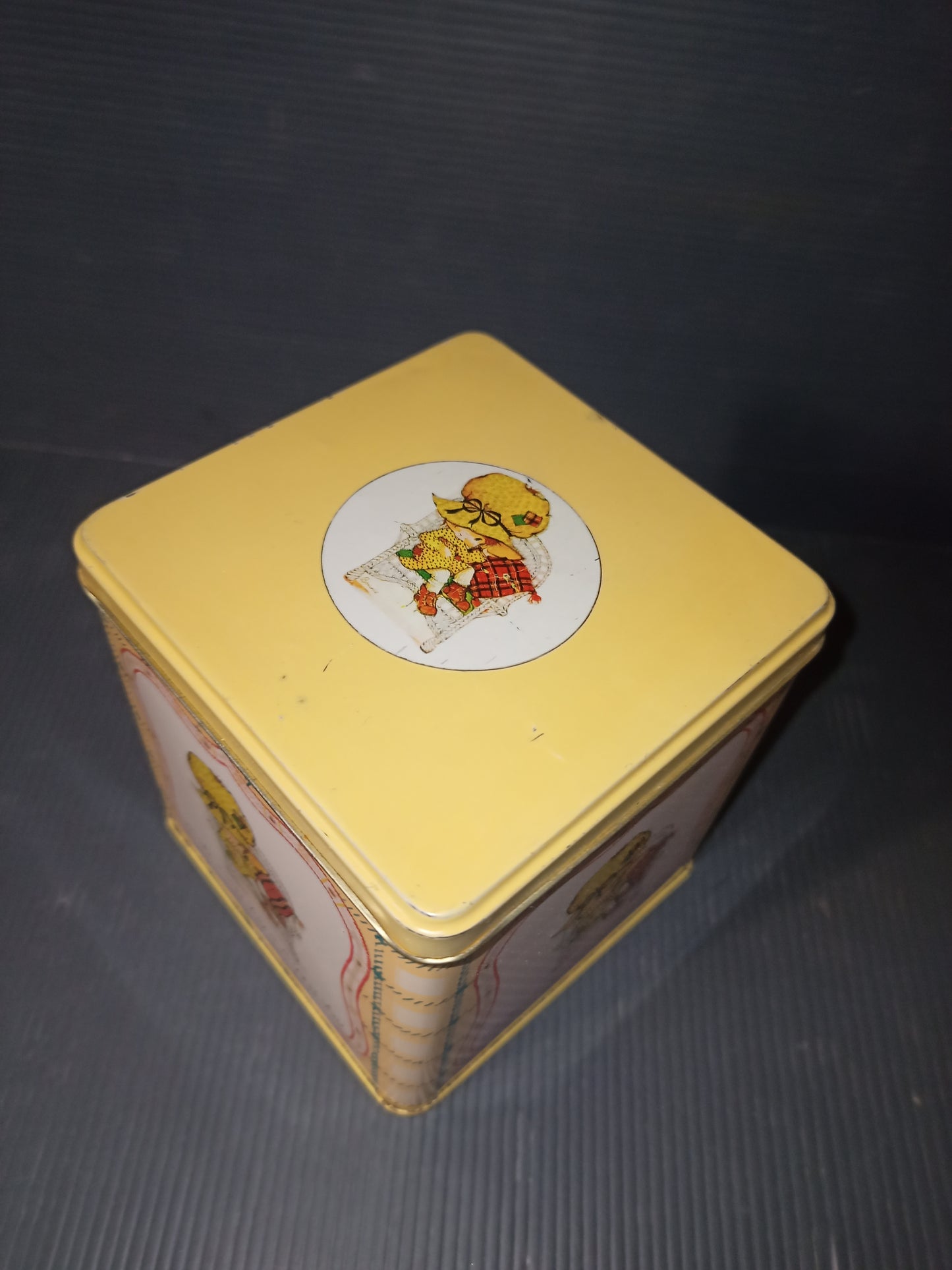 Bonnie Bonnets tin box, original from the 70s