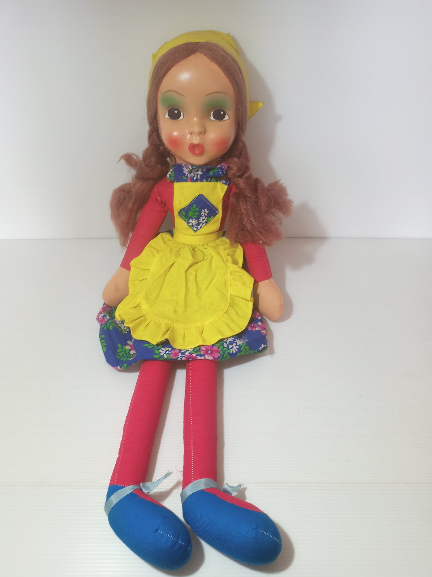 Bambola in stoffa con viso in celluloide e gambe lunghe, anni 60