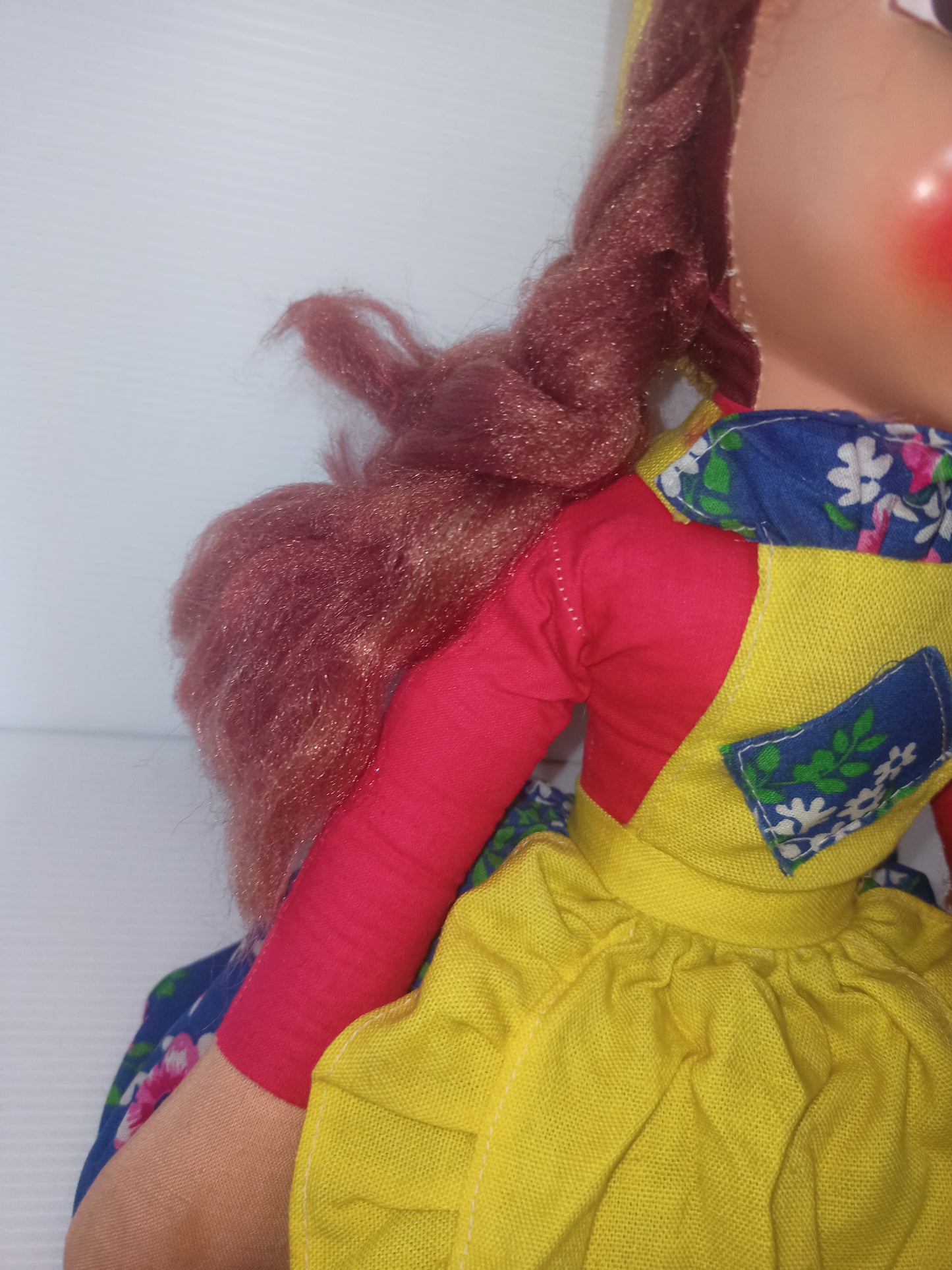 Bambola in stoffa con viso in celluloide e gambe lunghe, anni 60