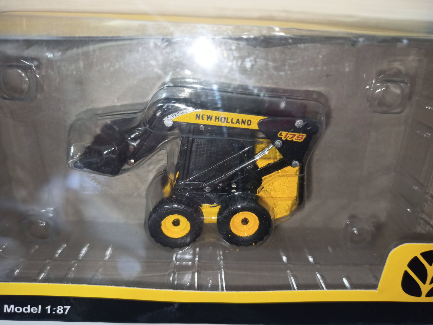 Modellino mini pala gommata L175 New Holland, scala 1:87