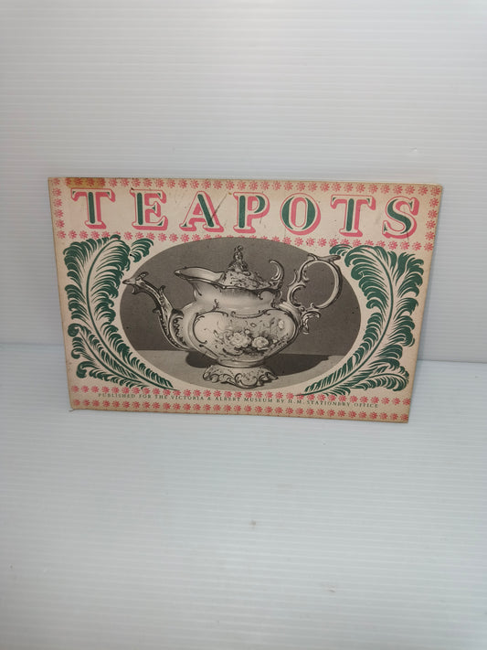 Libretto Teapots Teiere in ceramica e porcellane Victoria Albert Museum 1957