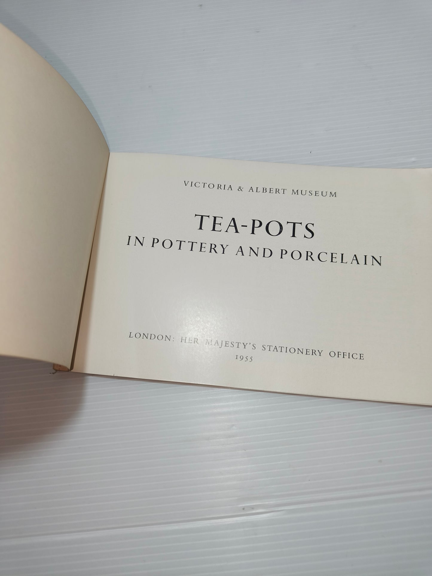 Libretto Teapots Teiere in ceramica e porcellane Victoria Albert Museum 1957