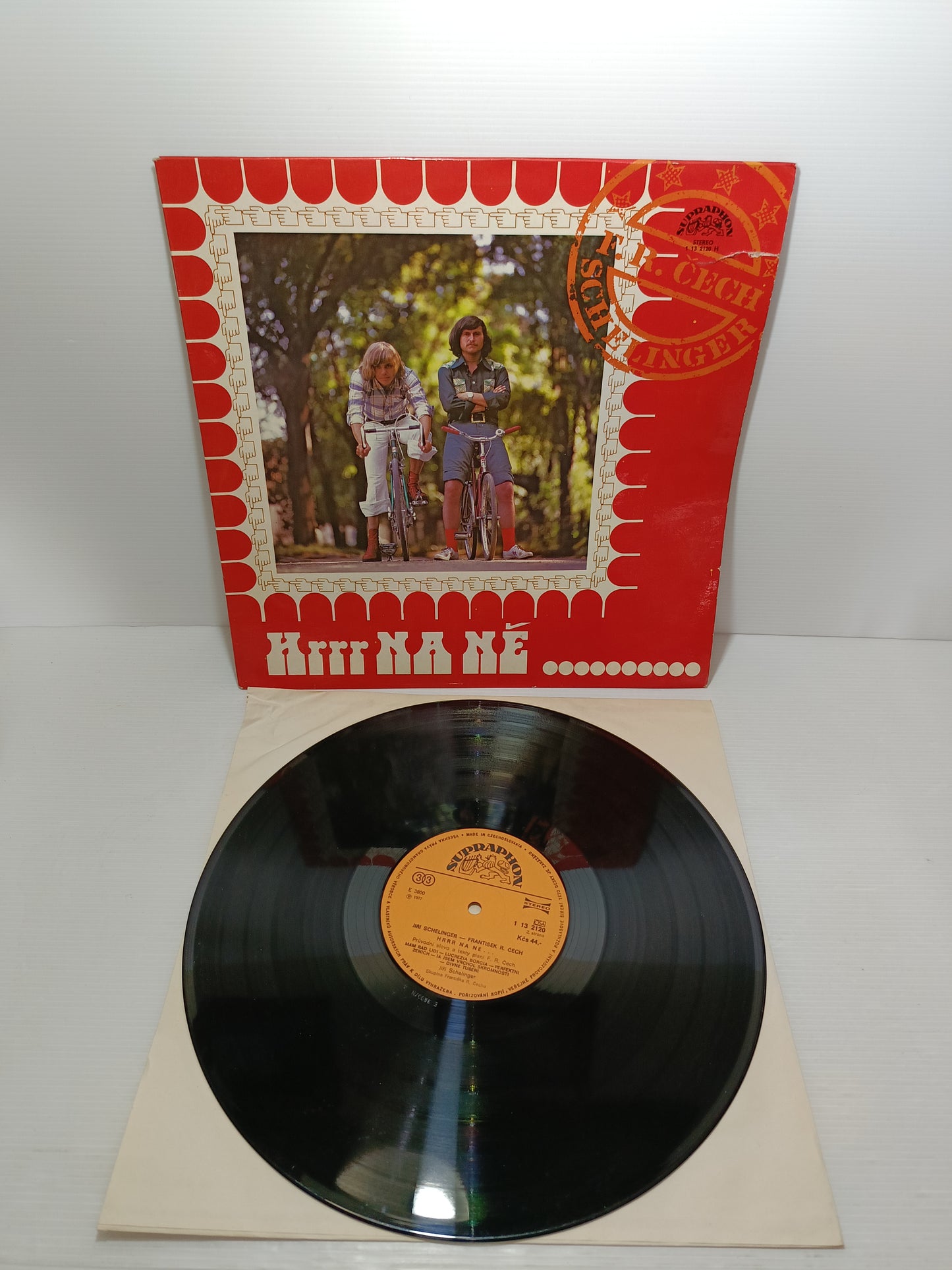 Hrrr Na Né J.Schelinger František Ringo Čech LP 33 Giri

Edito nel 1977 da Supraphon