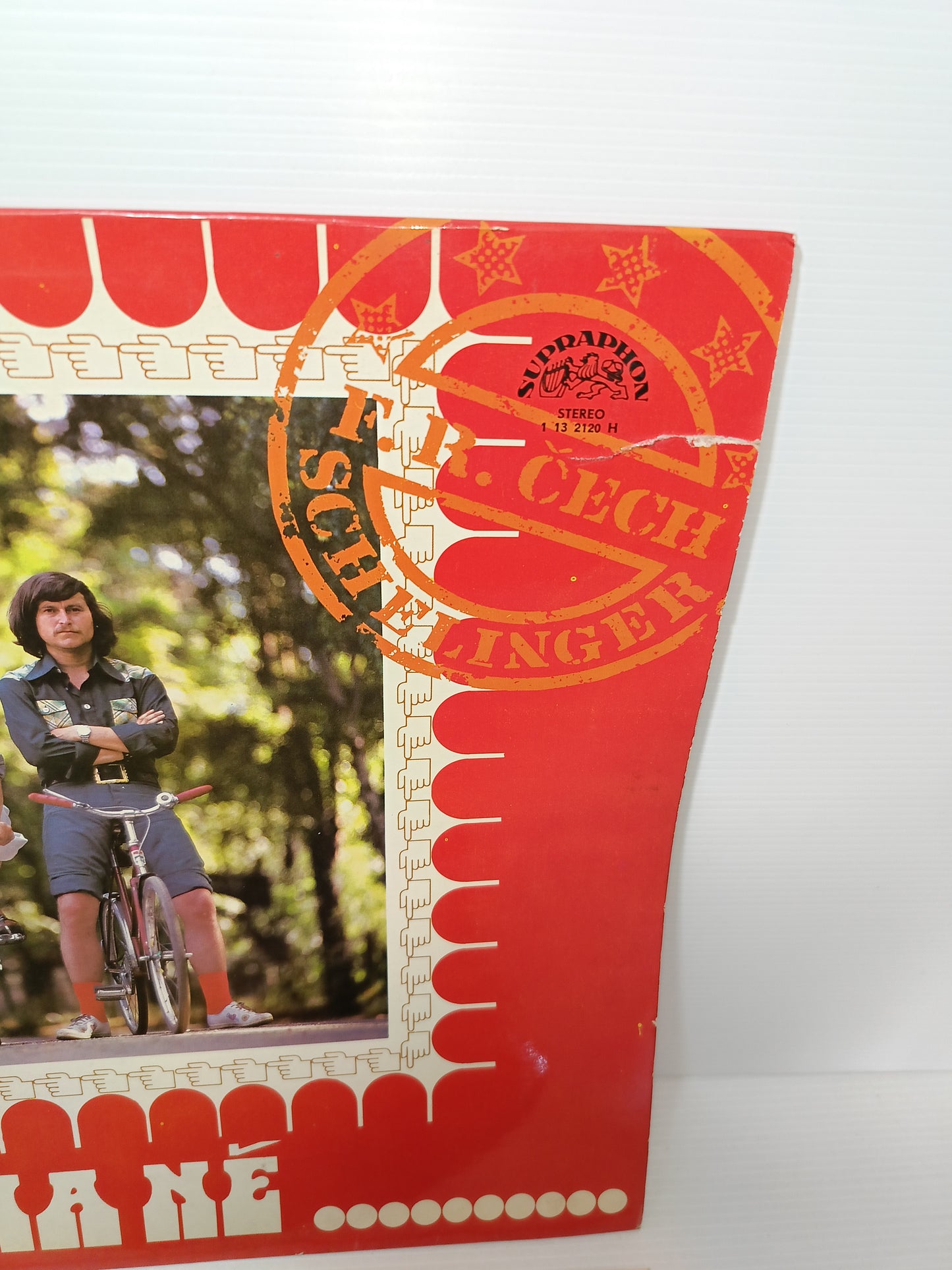 Hrrr Na Né J.Schelinger František Ringo Čech LP 33 Giri

Edito nel 1977 da Supraphon